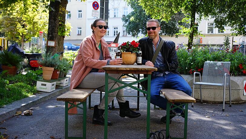 Meike Ebert und Frank Crusius haben es sich am Holzplatz gemütlich gemacht. Meike Ebert und Frank Crusius haben es sich am Holzplatz gemütlich gemacht.