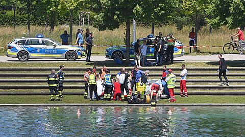 Einsatzkräfte von Polizei, Feuerwehr und Rettungsdienst vor Ort am Riemer See.