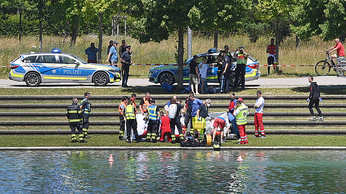 Einsatzkräfte von Polizei, Feuerwehr und Rettungsdienst vor Ort am Riemer See.