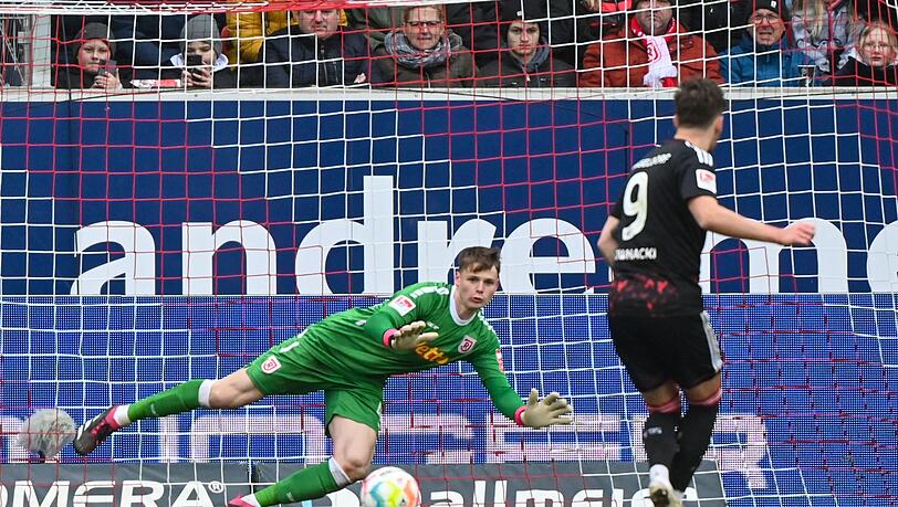Dank Elfmeter: Düsseldorf jubelt gegen Regensburg