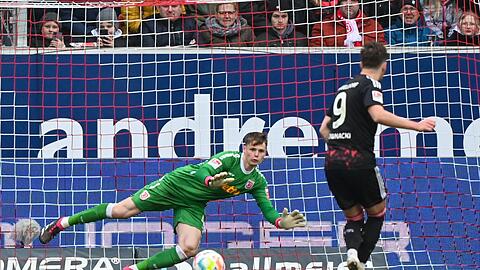 Dawid Kownacki von Düsseldorf trifft beim Elfmeter.