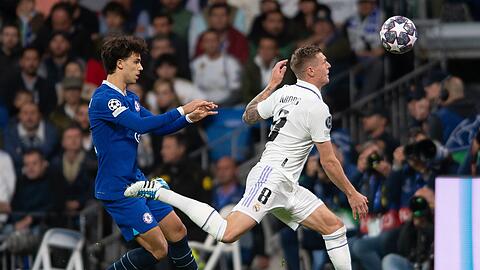 Toni Kroos (r) hat nach dem Hinspielsieg gegen Chelsea das Halbfinale mit Real Madrid im Blick.