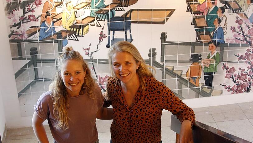 Laura (li.) und Alexa Steinke vom Café Steinchen übernehmen die Bar in der neuen Zwischennutzung "Die Perle" in Laim.