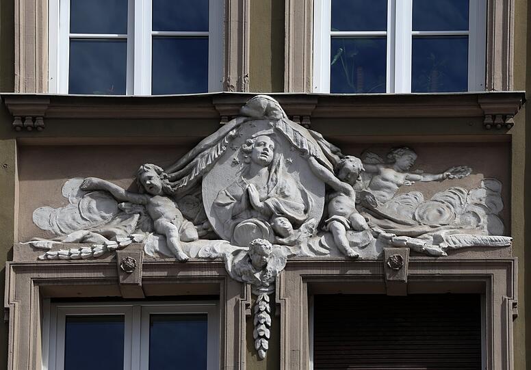 Blick nach oben: ein altes Madonnen-Relief.