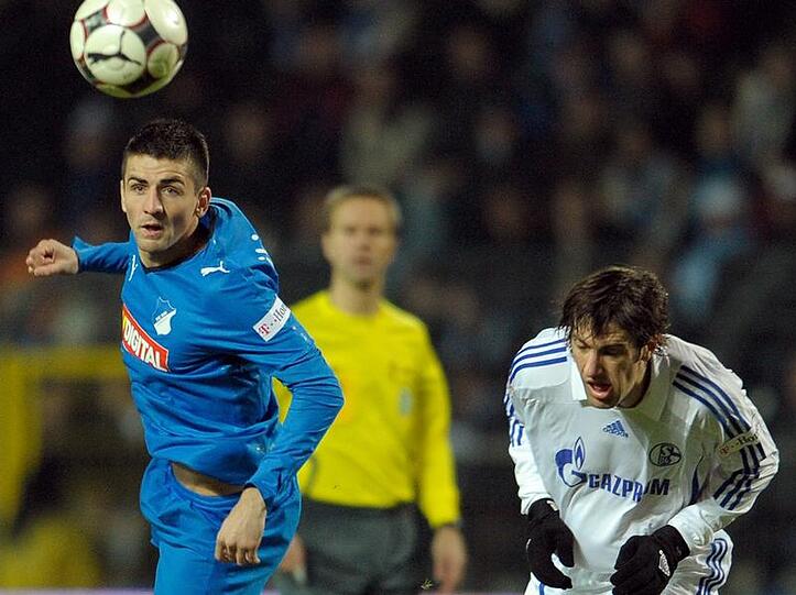 Auch für Hoffenheims Ibisevic (l), Kopfballsieger gegen Krstajic, lohnt sich der UEFA-Cup.