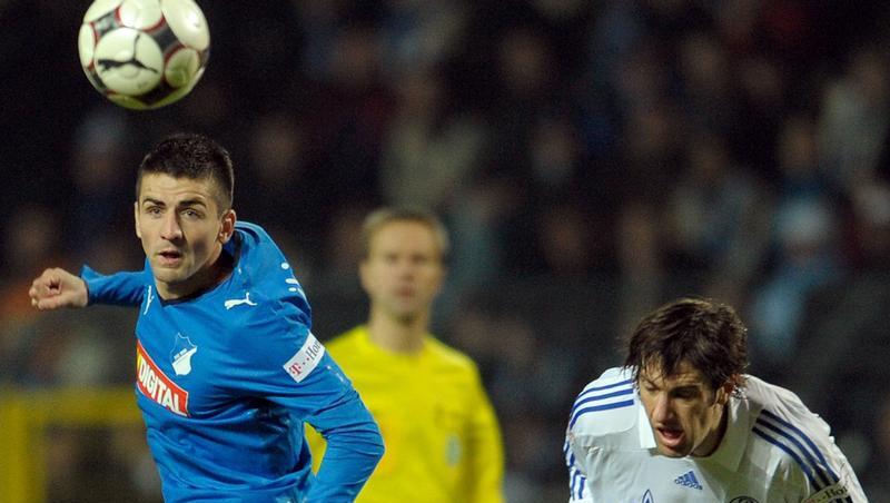 Auch für Hoffenheims Ibisevic (l), Kopfballsieger gegen Krstajic, lohnt sich der UEFA-Cup. Auch für Hoffenheims Ibisevic (l), Kopfballsieger gegen Krstajic, lohnt sich der UEFA-Cup.