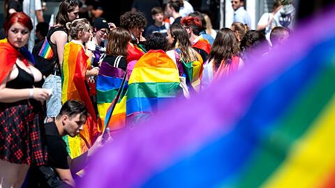 Queeres Leben geh&ouml;rt schon lange fest zu Bayern - die Staatsregierung braucht bei der Umsetzung des Aktionsplans aber viel Zeit. In diesem Jahr soll es nun soweit sein. Wann genau, ist aber offen. (Illustration)