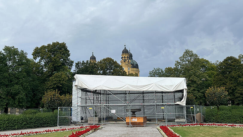 Unter dem Schutzdach wird das Brunnenbecken abgedichtet und neu beschichtet. Unter dem Schutzdach wird das Brunnenbecken abgedichtet und neu beschichtet.