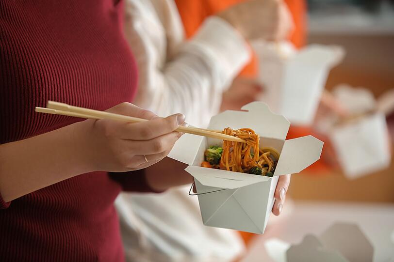 Papierbehältnisse oder Pappe gehören nicht in die Mikrowelle. Sie sind oft verklebt oder beschichtet und somit nicht geeignet. Papierbehältnisse oder Pappe gehören nicht in die Mikrowelle. Sie sind oft verklebt oder beschichtet und somit nicht geeignet.