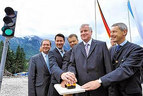 Bei Olympia steht die Ampel noch lange nicht auf Grün: Ministerpräsident Seehofer (4.v.l.) beim symbolischen Baubeginn für den Garmischer Kramertunnel.