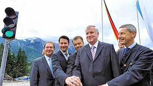 Bei Olympia steht die Ampel noch lange nicht auf Grün: Ministerpräsident Seehofer (4.v.l.) beim symbolischen Baubeginn für den Garmischer Kramertunnel. Bei Olympia steht die Ampel noch lange nicht auf Grün: Ministerpräsident Seehofer (4.v.l.) beim symbolischen Baubeginn für den Garmischer Kramertunnel.