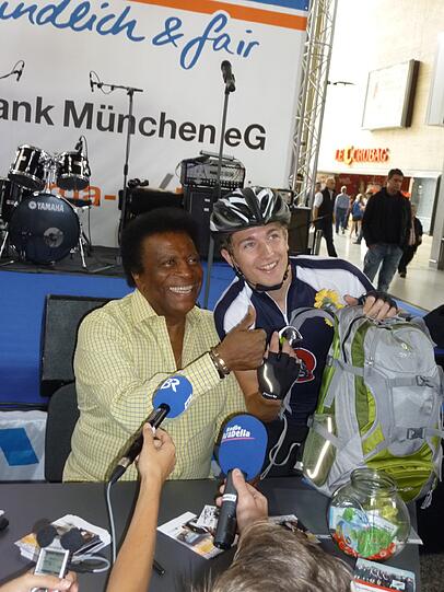 Roberto Blanco am Hauptbahnhof: Für die "Dominik-Brunner-Schriftung" trommelt der Star ordentlich und gibt Autogramme.
