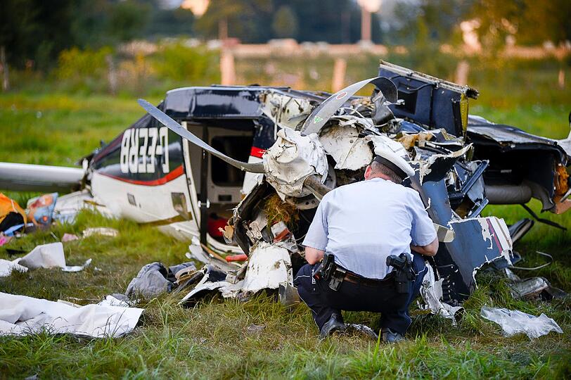 Bei einem Flugzeugunglück in Nordrhein-Westfalen sind fünf Menschen, darunter zwei Kinder ums Leben gekommen. Bilder vom Absturzort.