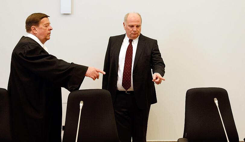 Uli Hoeneß (r) mit seinem Anwalt Hanns W. Feigen im Gerichtssaal.