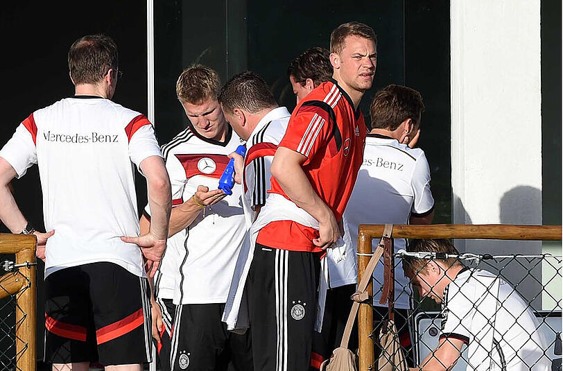 Manuel Neuer macht sich nach seiner Schulterverletzung bereit zum Training mit der DFB-Elf in Santo Andres.