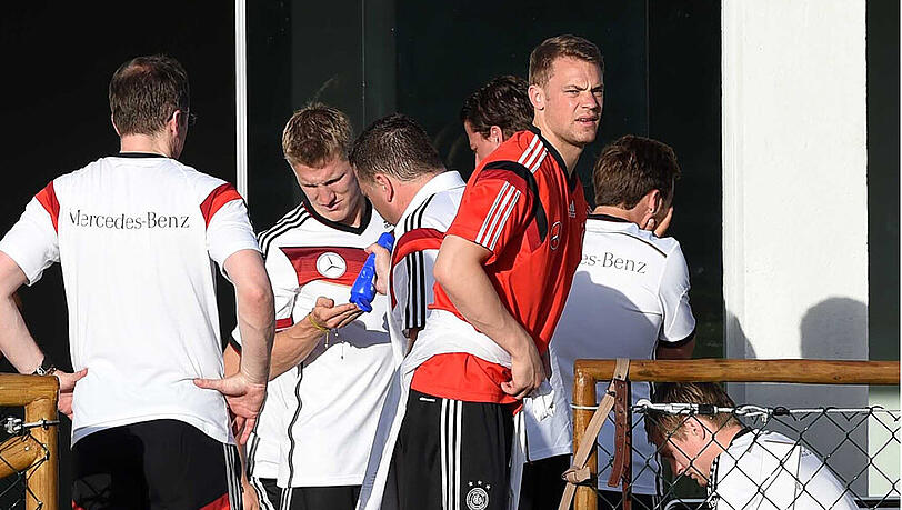 Manuel Neuer macht sich nach seiner Schulterverletzung bereit zum Training mit der DFB-Elf in Santo Andres. Manuel Neuer macht sich nach seiner Schulterverletzung bereit zum Training mit der DFB-Elf in Santo Andres.