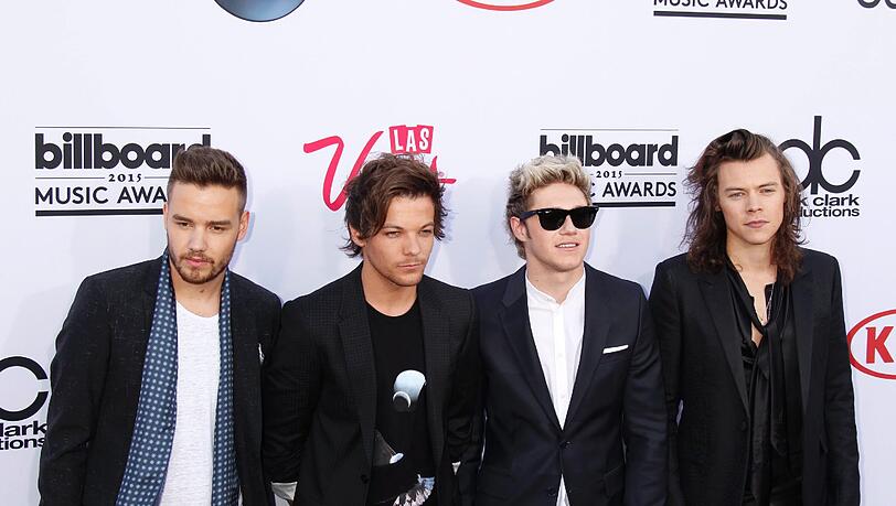 Liam Payne, Louis Tomlinson, Niall Horan und Harry Styles von "One Direction" werden bei ihren Konzerten mit iPhones beworfen. Liam Payne, Louis Tomlinson, Niall Horan und Harry Styles von "One Direction" werden bei ihren Konzerten mit iPhones beworfen.
