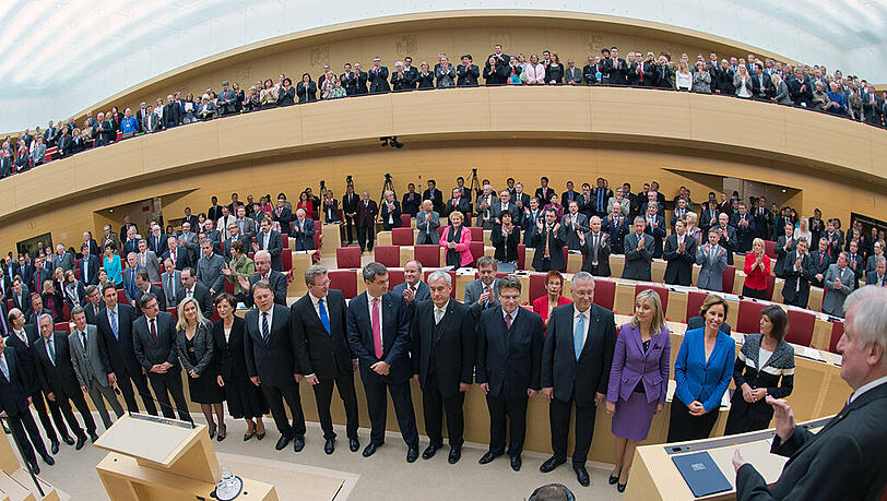 September 2013: Bayerns Ministerpräsident Horst Seehofer applaudiert seinem Kabinett. Plant der CSU-Chef jetzt eine Kabinettsumbildung? September 2013: Bayerns Ministerpräsident Horst Seehofer applaudiert seinem Kabinett. Plant der CSU-Chef jetzt eine Kabinettsumbildung?