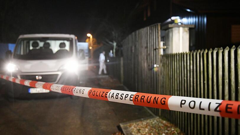 Am Sonntagabend sind in einem Haus in Starnberg drei tote Menschen gefunden worden. Am Sonntagabend sind in einem Haus in Starnberg drei tote Menschen gefunden worden.