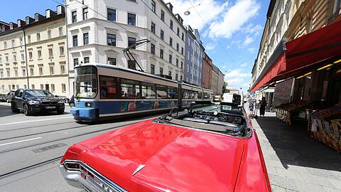 Ein Pontiac Benneville und die weißblaue Tram: an der Ohlmüllerstraße trifft Luxus auf das Gefährt der kleinen Leute.
