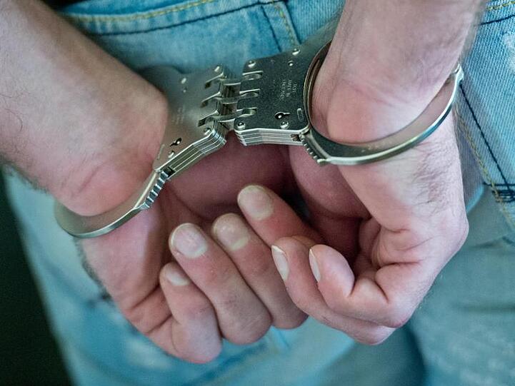 Gegen den Vater hat die Staatsanwaltschaft einen Haftbefehl wegen versuchten Totschlags in Tateinheit mit gefährlicher Körperverletzung beantragt.