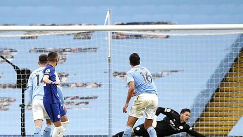 Chelseas Hakim Ziyech (2.v.l.) erzielt das erste Tor seiner Mannschaft gegen Manchester City.