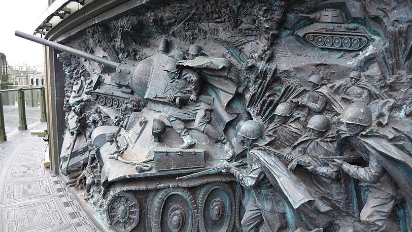 Die neue russische Militärkirche in der Nähe von Moskau, an der außen Reliefs mit Soldaten und von Weltkriegs-Panzern zu sehen sind. Die neue russische Militärkirche in der Nähe von Moskau, an der außen Reliefs mit Soldaten und von Weltkriegs-Panzern zu sehen sind.