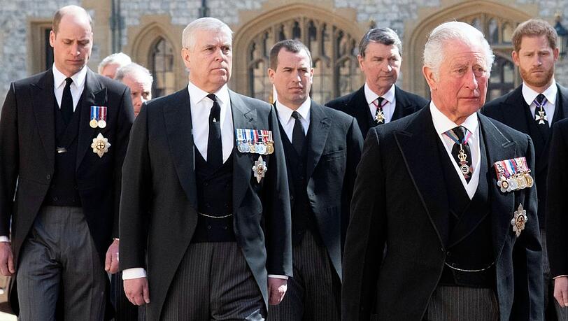 Zwischen Prinz Andrew (li.) und Prinz Charles (re.) scheint aktuell ein angespanntes Verhältnis zu herrschen.