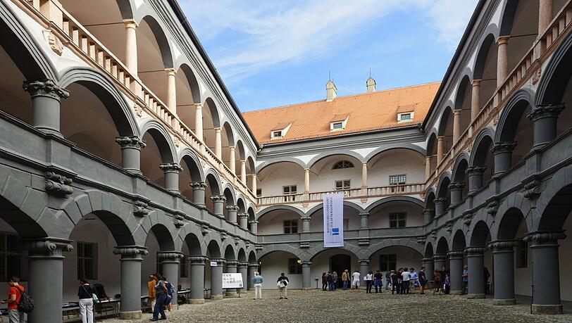 Der Arkadenhof der Alten Münze. Ehemals war das 1563-1567 erbaute Gebäude Kunst- und Wunderkammer sowie Marstall, heute Hauptsitz des Bayerischen Landesamts für Denkmalpflege.