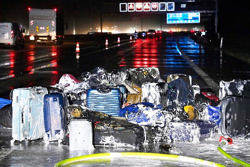 Auf der A99 bei München fängt ein niederländischer Bus auf der Fahrt nach Österreich zu brennen an. Die schnelle Reaktion des Busfahrers verhindert möglicherweise Schlimmeres.