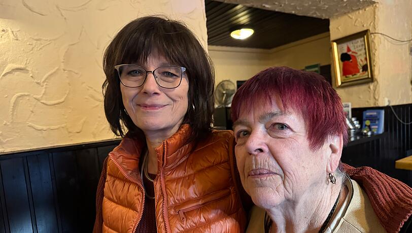 Ex-Wirtin Renate Blumschein (r.) mit ihrer ehemaligen Mitarbeiterin Christa Winneberger (l.). Letztes Jahr ging Blumschein in ihren wohlverdienten Ruhestand. Gemeinsam erinnern sie sich noch einmal an die schönsten Momente im Fendstüberl.