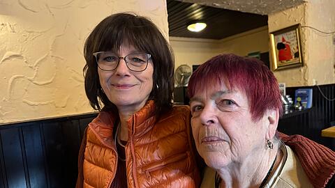 Ex-Wirtin Renate Blumschein (r.) mit ihrer ehemaligen Mitarbeiterin Christa Winneberger (l.). Letztes Jahr ging Blumschein in ihren wohlverdienten Ruhestand. Gemeinsam erinnern sie sich noch einmal an die schönsten Momente im Fendstüberl.