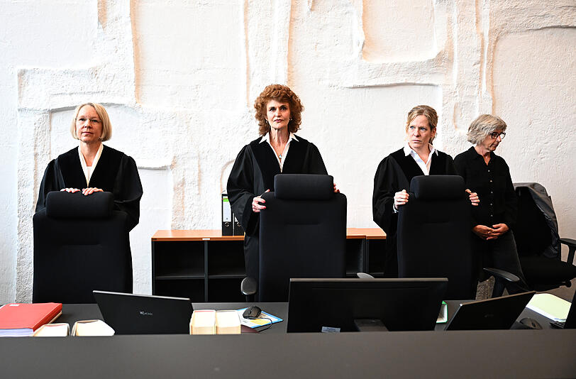 2025 wird der Fall neu aufgerollt. Die Richterin Heike Will (M.) steht im September im Sitzungssaal des Amtsgerichts Laufen.