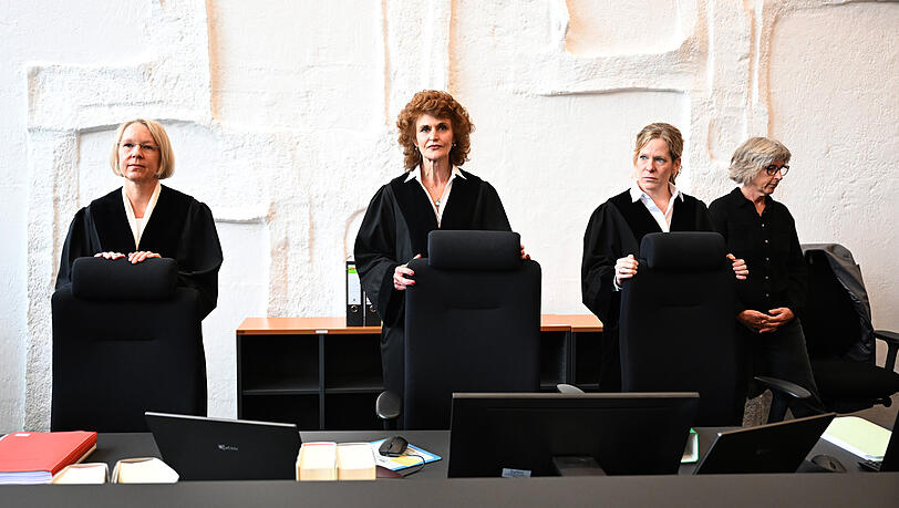 2025 wird der Fall neu aufgerollt. Die Richterin Heike Will (M.) steht im September im Sitzungssaal des Amtsgerichts Laufen.