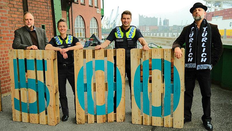 "Notruf Hafenkante" (v.l.): Dieter Laube (Smudo), Franzi (Rhea Harder-Vennewald), Nick (Ra&uacute;l Richter) und King (Das Bo) in "Dreckiger Deal".