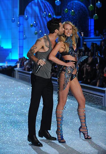 Für die tolle Show gibt es ein Küsschen von ihrem Freund Adam Levine.