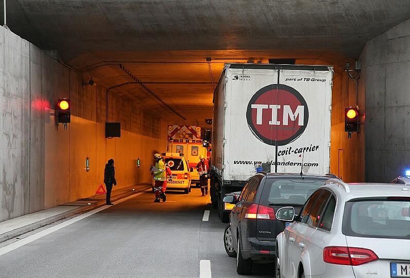 Ein Toter und ein Verletzter  - das ist die traurige Bilanz eines Geisterfahrerunfalls in einem Tunnel der A 94. Zwischen den Anschlussstellen Waldkraiburg und Heldenstein kam es zu dem schweren Crash.
