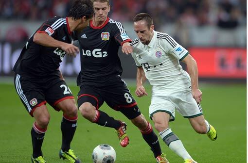 Franck Ribéry (r.) läuft seinen Leverkusener Gegenspielern (mal wieder) auf und davon.