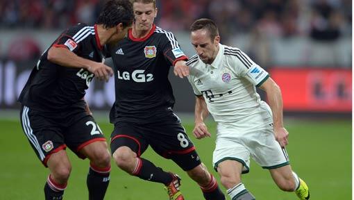 Franck Ribéry (r.) läuft seinen Leverkusener Gegenspielern (mal wieder) auf und davon. Franck Ribéry (r.) läuft seinen Leverkusener Gegenspielern (mal wieder) auf und davon.