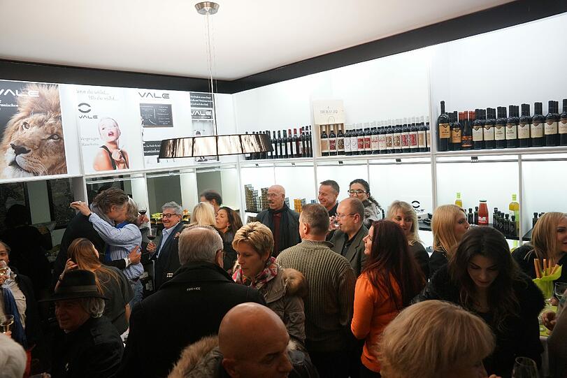 Neue Vinothehk: Rinaldo Talamonti eröffent sein Weinlokal. Mit dabei: Otto Retzer, Ernst Hannawald, Ricky Harris Claudia Carpendale.