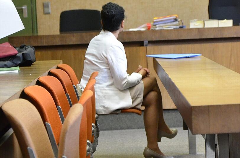 Renate A. (42) vor dem Münchner Schöffengericht. Sie muss sich wegen Drogenabgabe an ihrer Minderjährigen (16) Tochter verantworten.