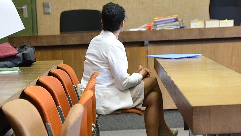 Renate A. (42) vor dem Münchner Schöffengericht. Sie muss sich wegen Drogenabgabe an ihrer Minderjährigen (16) Tochter verantworten.