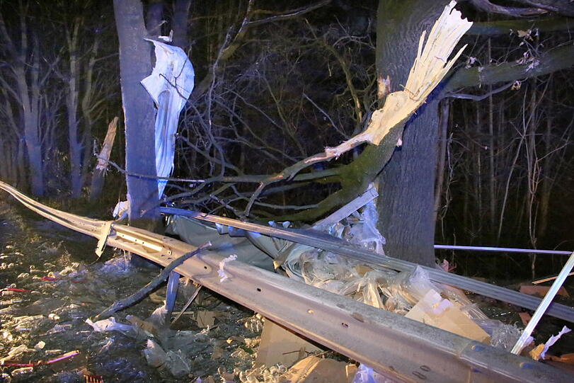 Auf der B12 im Landkreis Mühldrof hat sich am Montagmorgen ein schwerer Lkw-Unfall ereignet.