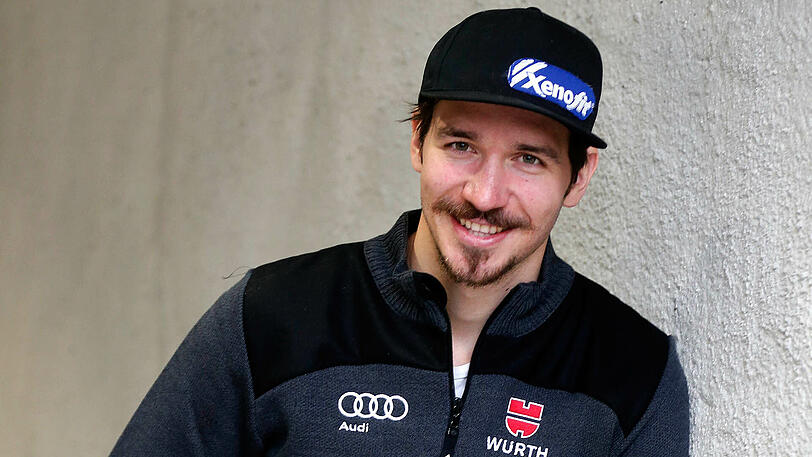 Ein Skistar als Auktionator: Felix Neureuther.
