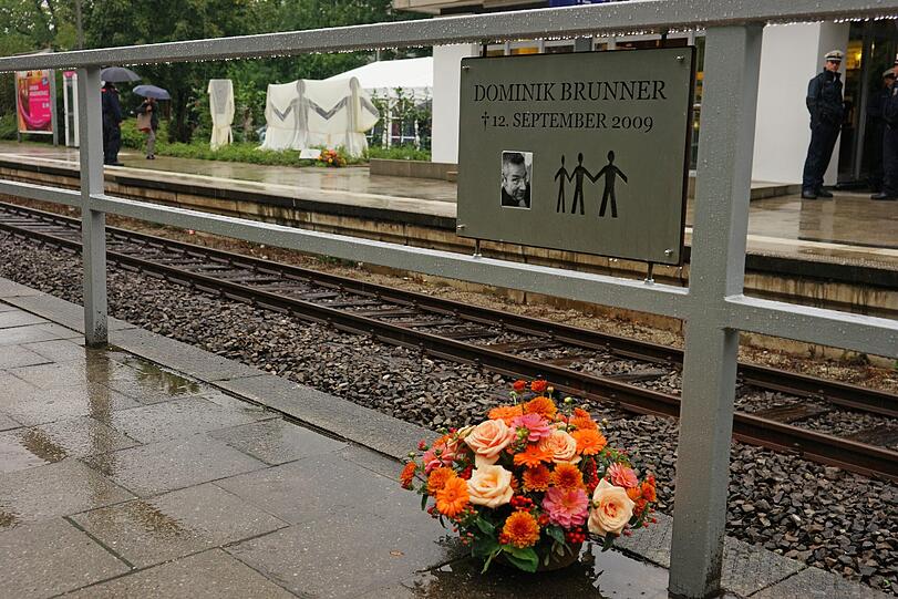 Eine weitere Gedenktafel direkt am Gleis erinnert an den Tag vor vier Jahren, an dem der couragierte Dominik Brunner von Jugendlichen so zusammengeschlagen wurde, dass er an seinen Verletzungen verstarb.