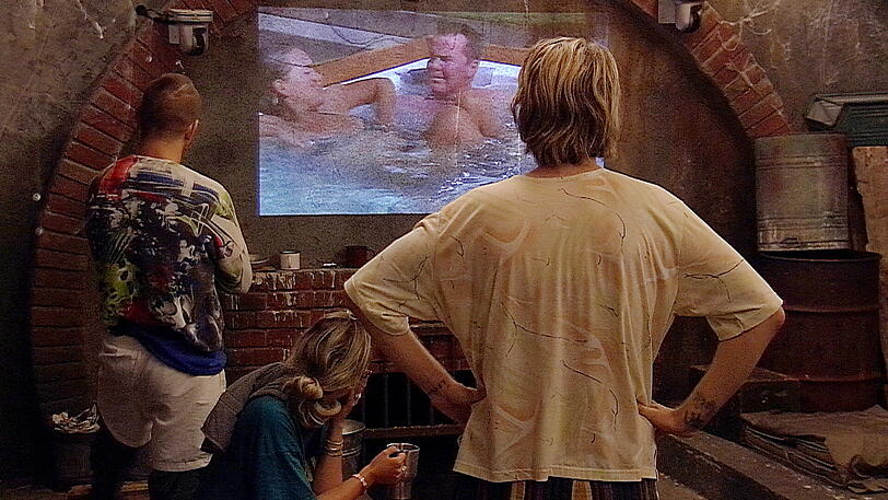 Big Brother zeigt in der Kanalisation, wie sich Jessica und Marcus im Whirlpool amüsieren.