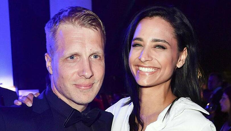 Seit Herbst 2019 sind Oliver und Amira Pocher verheiratet. In ihrem Podcast haben sie jetzt darüber gesprochen, was im Falle einer Scheidung passieren würde.