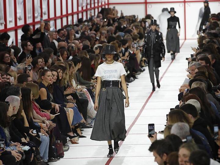 "Sisterhood is Global": Eröffnung der Show von Dior.