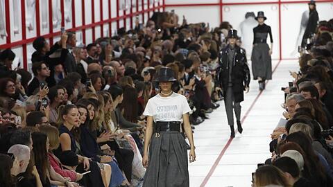 "Sisterhood is Global": Eröffnung der Show von Dior.