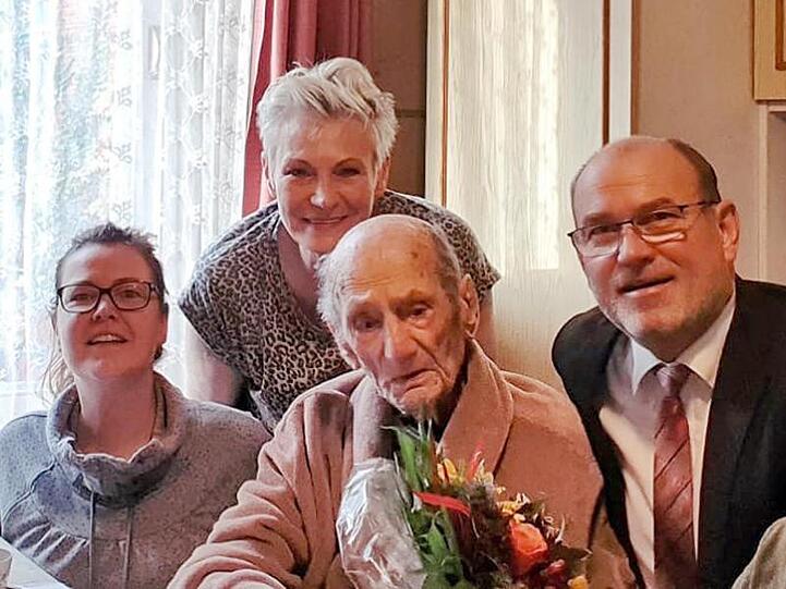 Gustav Gerneth (M) feiert mit Familienangehörigen und Havelbergs Bürgermeister Bernd Poloski seinen 114. Geburtstag.
